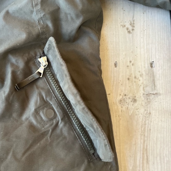 The short dark olive green winter coat (TNA)❄️ - Picture 3 of 4